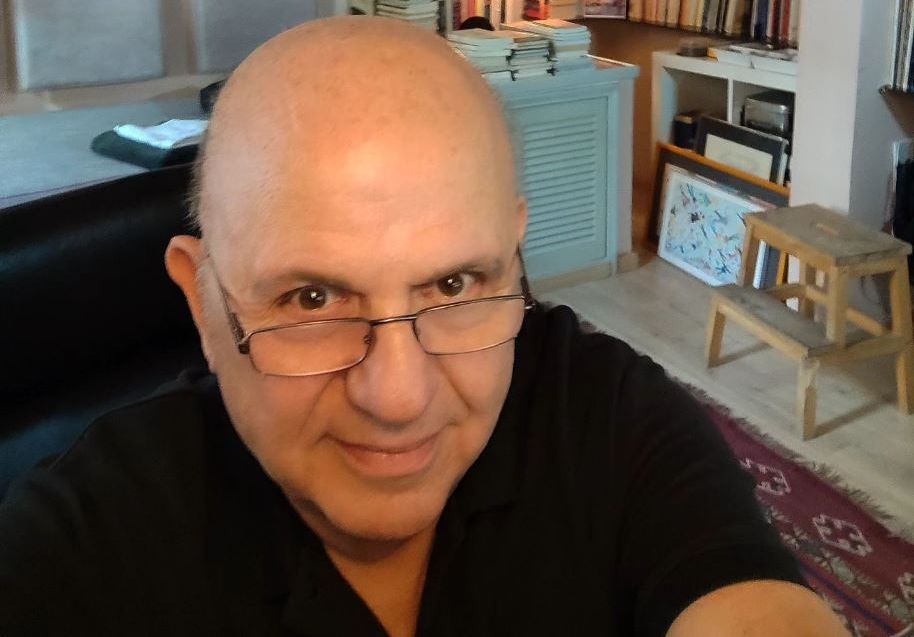 Μουρατίδης: Χαρακτηρίζει «απόβλητο της τηλεόρασης» τον Αρναούτογλου μετά την κριτική για τον Νταλάρα