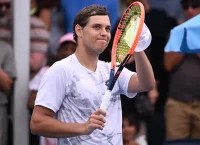 “Άναψαν τα αίματα” στο Australian Open: Ο Κότοφ πέταξε μπαλάκι του τένις – Πέρασε ξυστά από το κεφάλι παιδιού