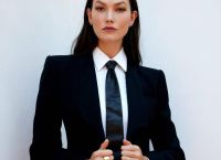 «Είμαι η Κάρλι Κλος, supermodel, επιχειρηματίας και φιλάνθρωπος»