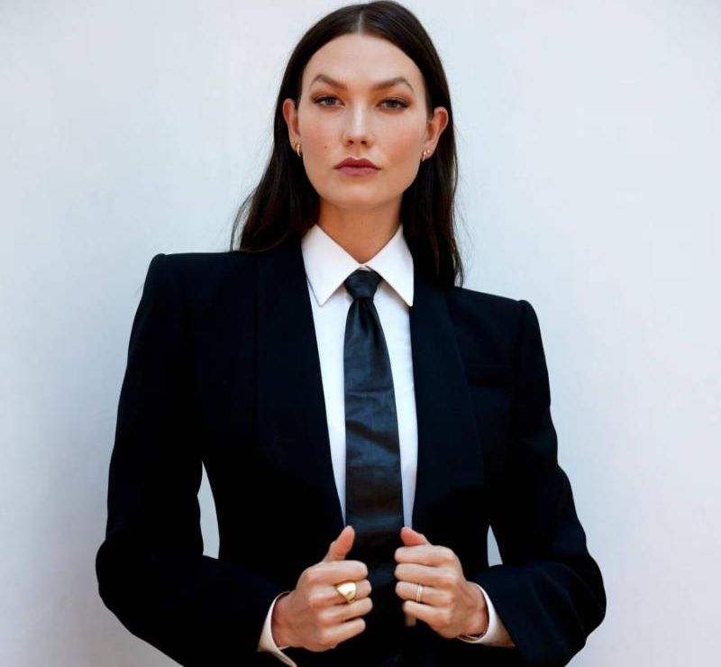 «Είμαι η Κάρλι Κλος, supermodel, επιχειρηματίας και φιλάνθρωπος»