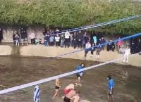 Αγιασμός των Υδάτων στα Τρίκαλα: “Αρπάχτηκαν” για τον Τίμιο Σταυρό [vid]