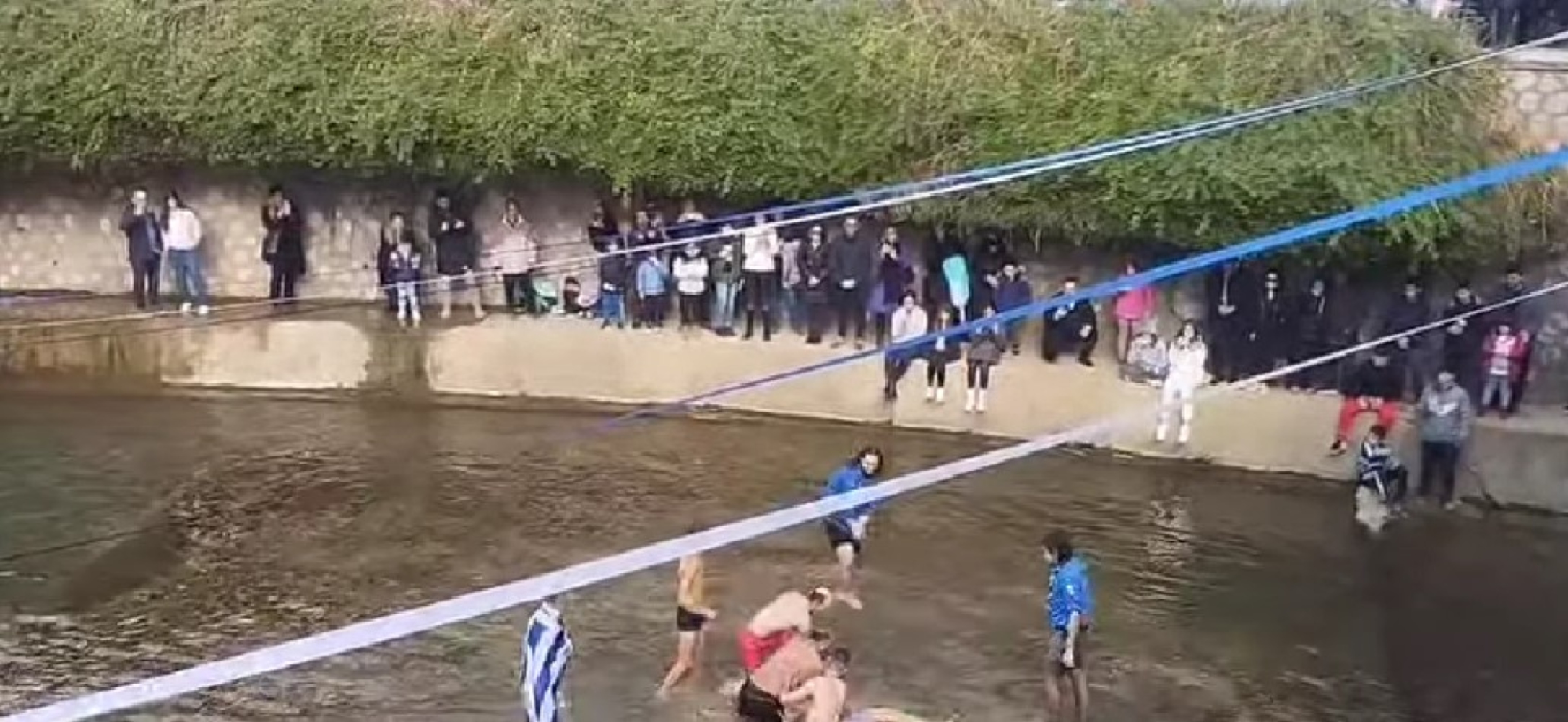 Αγιασμός των Υδάτων στα Τρίκαλα: “Αρπάχτηκαν” για τον Τίμιο Σταυρό [vid]