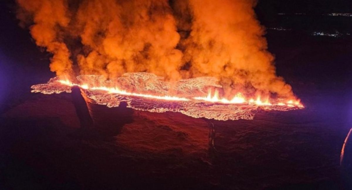 Στις φλόγες παραδόθηκαν σπίτια από τη λάβα του ηφαιστείου στο Γκρίνταβικ της Ισλανδίας