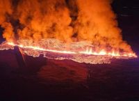 Στις φλόγες παραδόθηκαν σπίτια από τη λάβα του ηφαιστείου στο Γκρίνταβικ της Ισλανδίας