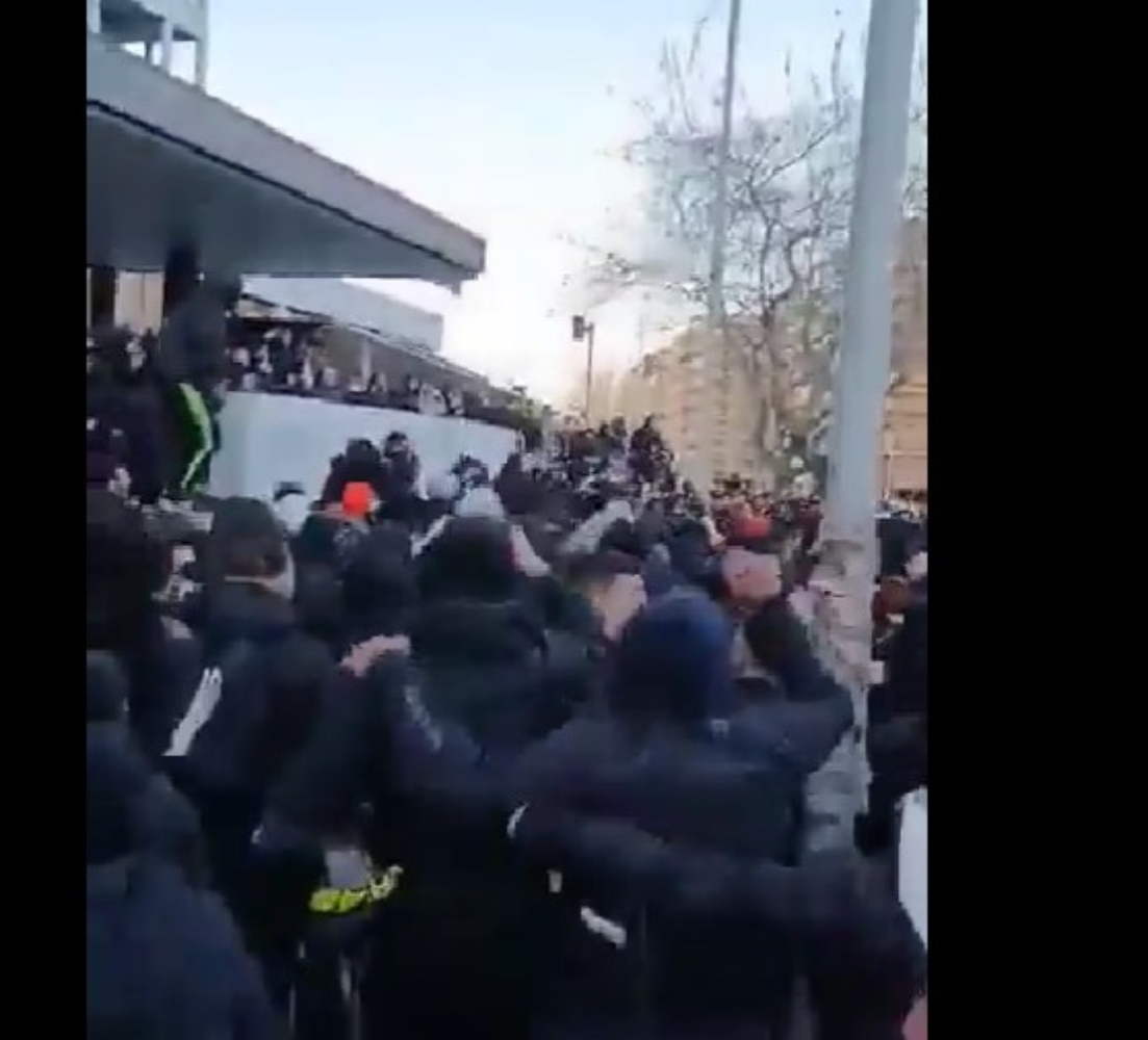 ΠΑΟΚ Παναθηναϊκός: Παράνοια του κόσμου στην αναχώρηση της αποστολής του “δικέφαλου”