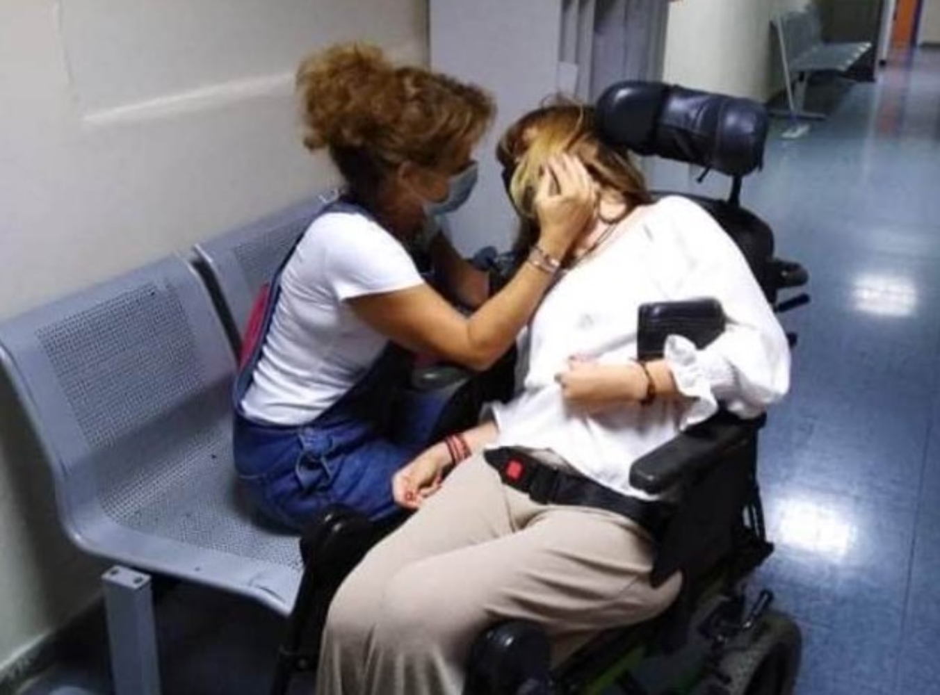 Οργισμένη ανάρτηση της μητέρας της Μυρτούς από τον Ευαγγελισμό – “Και αν δεν αντέχει ποιος νοιάζεται; Κανείς”