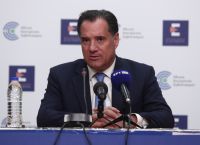Άδωνις: Καταργούνται τα πρόστιμα σε ηλικιωμένους που δεν εμβολιάστηκαν [vid]