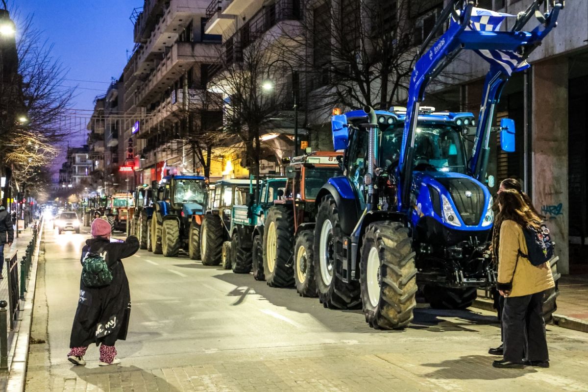 Με αναμένες μηχανές στα τρακτέρ παραμένουν οι αγρότες