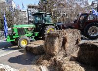 Φουντώνουν οι αγροτικές κινητοποιήσεις – Αποκλεισμοί στις εθνικές οδούς [vid]
