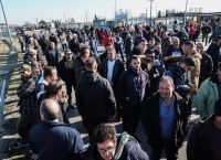 Ένταση στο μπλόκο των αγροτών στον κόμβο του Πλατύκαμπου – Χημικά στην Καρδίτσα
