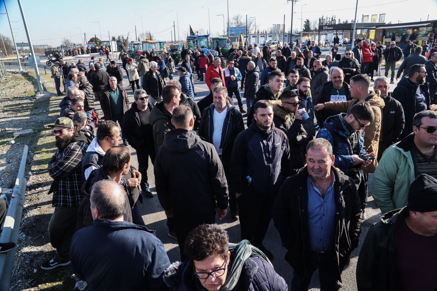 Ένταση στο μπλόκο των αγροτών στον κόμβο του Πλατύκαμπου – Χημικά στην Καρδίτσα