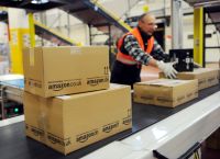 Amazon: Προσπαθεί να μειώσει το κόστος από τις επιστροφές ρούχων