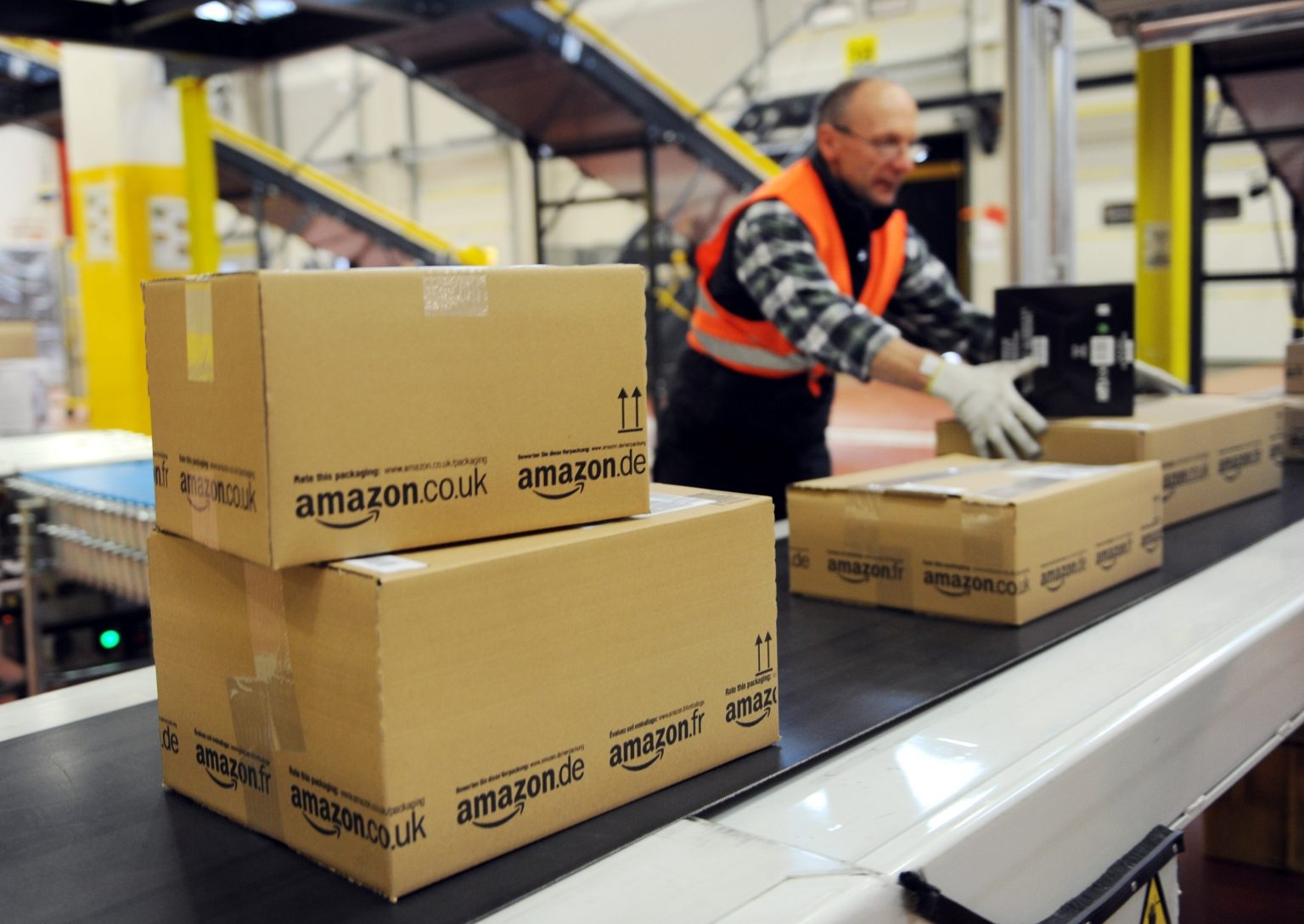 Amazon: Προσπαθεί να μειώσει το κόστος από τις επιστροφές ρούχων