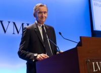 LVMH: Ποιος θα πάρει το δαχτυλίδι της διαδοχής από τον Μπερνάρ Αρνό