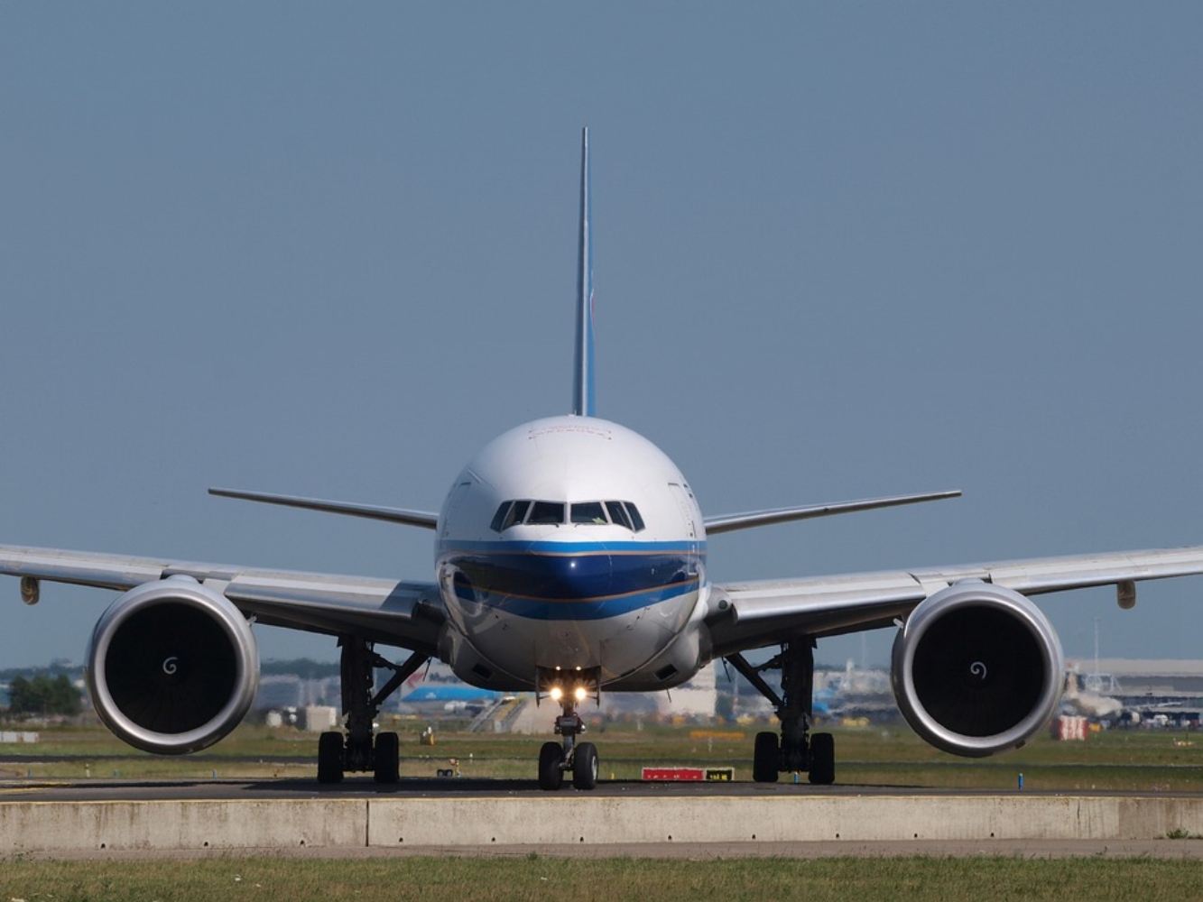 Boeing: Έφυγε ο μπροστινός τροχός αεροσκάφους ενώ ετοιμαζόταν για απογείωση