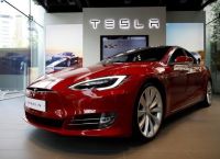 Tesla: Οι επιθέσεις των Χούθι φέρνουν αναστολή στην παραγωγή αμαξιών