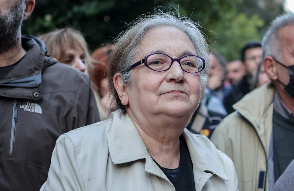 Έξωση της Ιωάννας Κολοβού από το σπίτι της – Έσπασαν την πόρτα με πριόνι