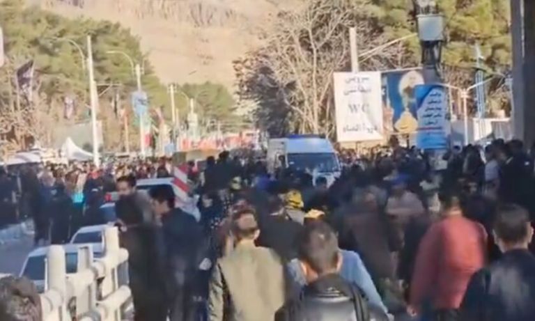 Ιράν: Εκρήξεις στο μνημείο του Σολεϊμανί – Τουλάχιστον 20 νεκροί [vid]