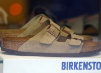 Η Birkenstock προβλέπει έσοδα για το 2024 μεταξύ 1,74 δισ. ευρώ και 1,76 δισ. ευρώ