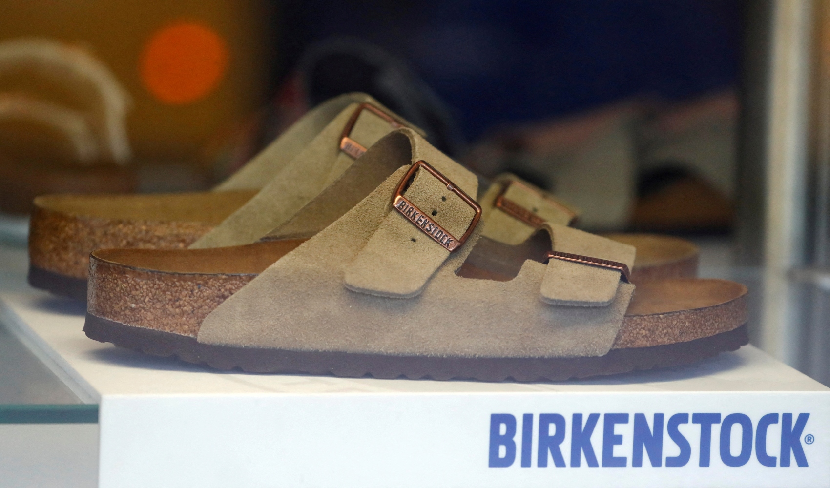 Η Birkenstock προβλέπει έσοδα για το 2024 μεταξύ 1,74 δισ. ευρώ και 1,76 δισ. ευρώ