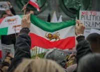 Γνωστός τραγουδιστής από το Ιράν καταδικάστηκε σε φυλάκιση και μαστίγωμα επειδή ήταν επικριτής της μαντίλας