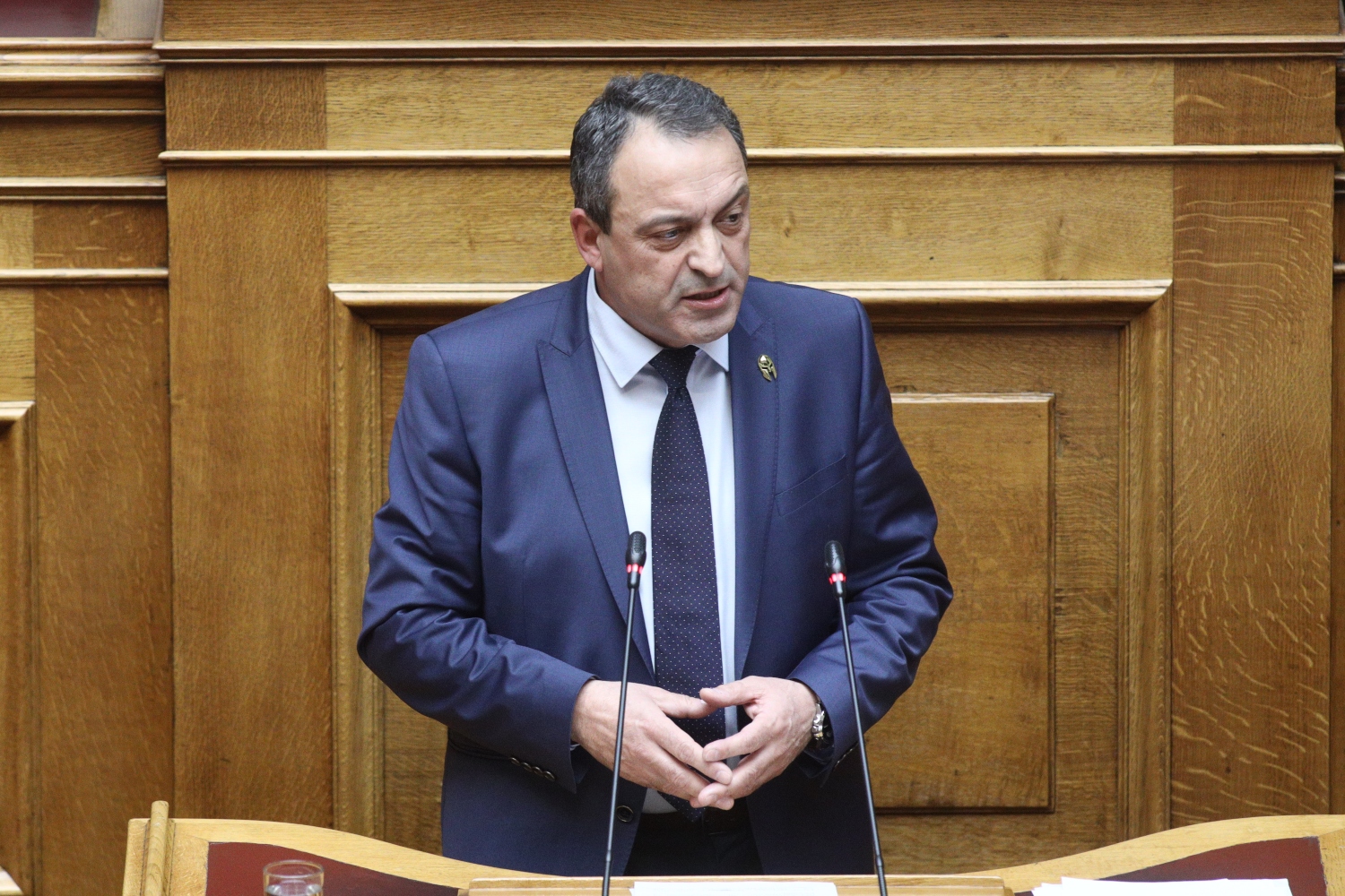 Ομοφοβικό παραλήρημα Στίγκα στη Βουλή: “Θα απολογηθούμε γιατί σπρώχνουμε αντί να μας σπρώχνουν;”
