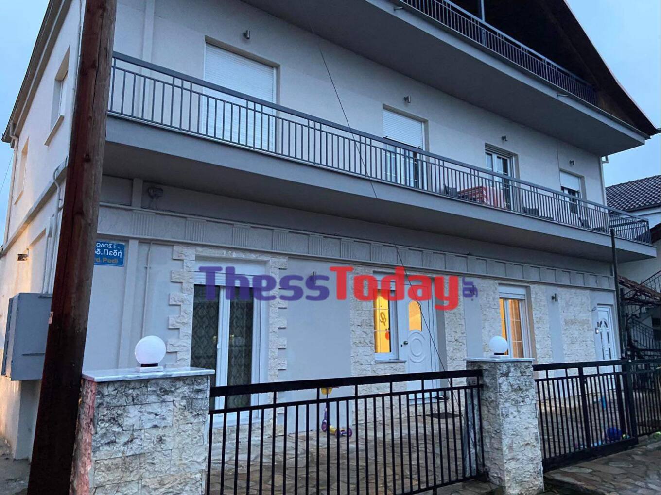 Βέροια: «Χτυπούσε το παιδί της με μανία» λέει μάρτυρας για τη μάνα – Εικόνες από το σημείο της τραγωδίας