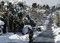 Καιρός χιόνια: Επελαύνει το ψύχος με χιόνια σε Χαλκίδα, Πελοπόννησο και Κρήτη