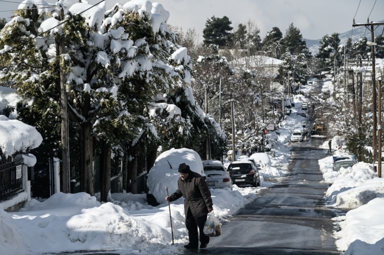 Καιρός χιόνια: Επελαύνει το ψύχος με χιόνια σε Χαλκίδα, Πελοπόννησο και Κρήτη