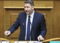 ΠΑΣΟΚ – ΝΔ: Σε διεκδίκηση του προοδευτικού Κέντρου