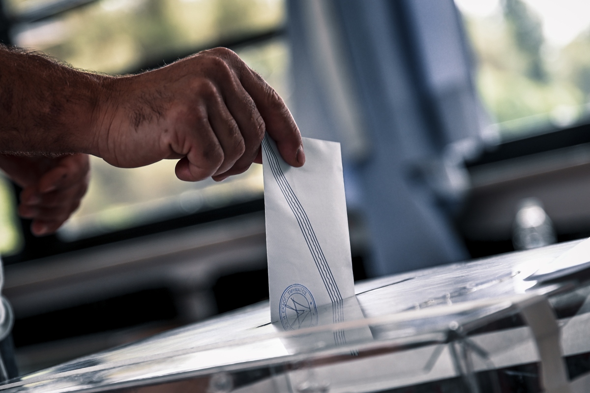Δημοσκοπήσεις: Σταθερά μπροστά αλλά με απώλειες η ΝΔ – Ο Λοβέρδος πάνω από Ανδρουλάκη