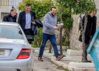 ΣΥΡΙΖΑ: Με αεροπλάνα και βαπόρια κατέφθασαν στις Σπέτσες
