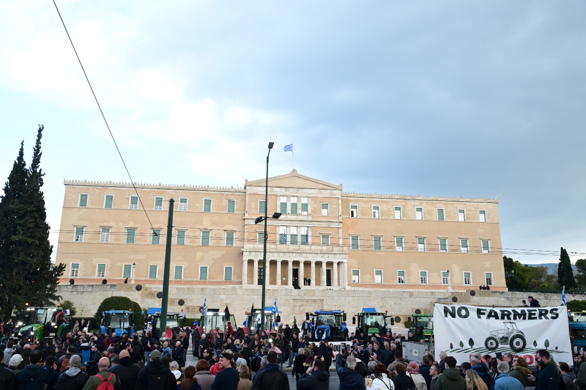 Στο Σύνταγμα τα τρακτέρ της οργής – Αμετακίνητη η κυβέρνηση