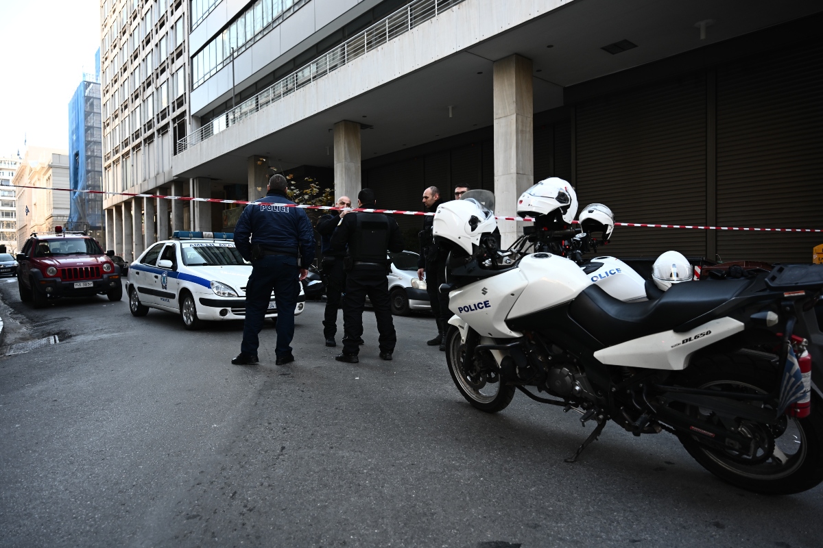 Στο μικροσκόπιο της Αντιτρομοκρατικής η βόμβα στη Σταδίου
