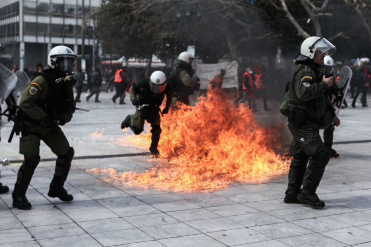 ΑΠΘ: Σοβαρά επεισόδια με κουκουλοφόρους και μολότοφ