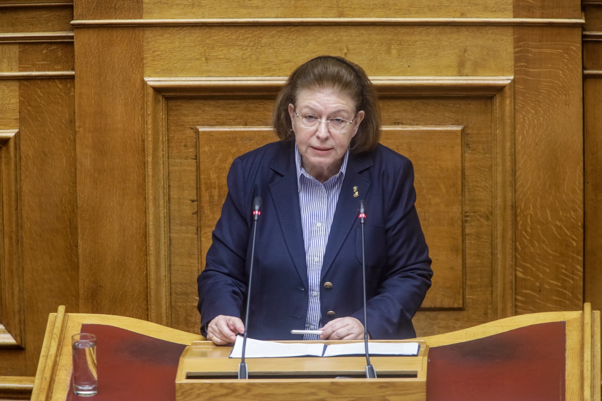 Κατηγορώ της Μενδώνη κατά επίδειξης μόδας στο Βρετανικό Μουσείο