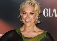 Η Hannah Waddingham υιοθέτησε την τάση των «Clear Shoes» στο κόκκινο χαλί των BAFTA 2024