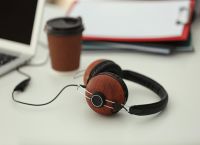 Έρευνα: Τα παιδιά εκτίθενται σε κινδύνους από τη χρήση ακουστικών – Απώλεια ακοής και εμβοές
