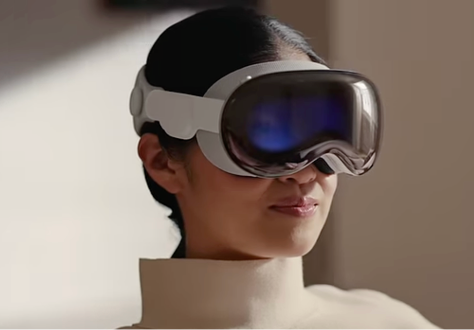 Apple: Τρέλα για το Vision Pro στις ΗΠΑ – Το φορούν ακόμα και στην οδήγηση