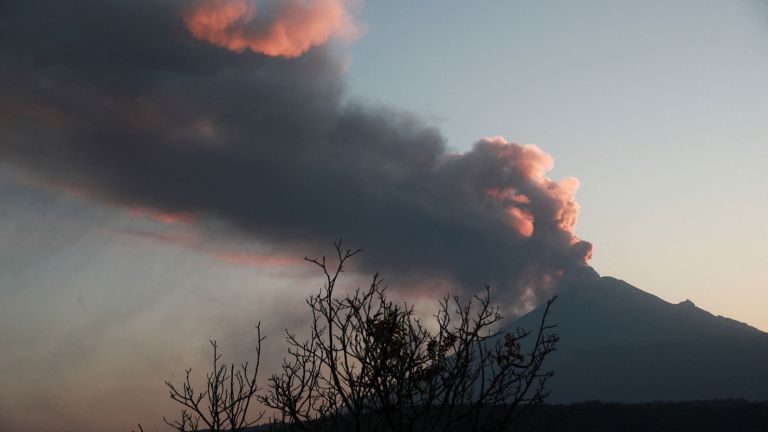 Ακυρώθηκαν 22 πτήσεις λόγω τέφρας που εκλύθηκε από το ηφαίστειο Ποποκατέπετλ