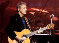 “Λύγισε” ο Γιώργος Νταλάρας: “Εγώ μια άλλη Ελλάδα ονειρεύτηκα, δεν είναι χώρα αυτή!”