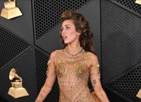 Grammy 2024: Viral τα άγρια μαλλιά της σούπερ σέξι Μάιλι Σάιρους