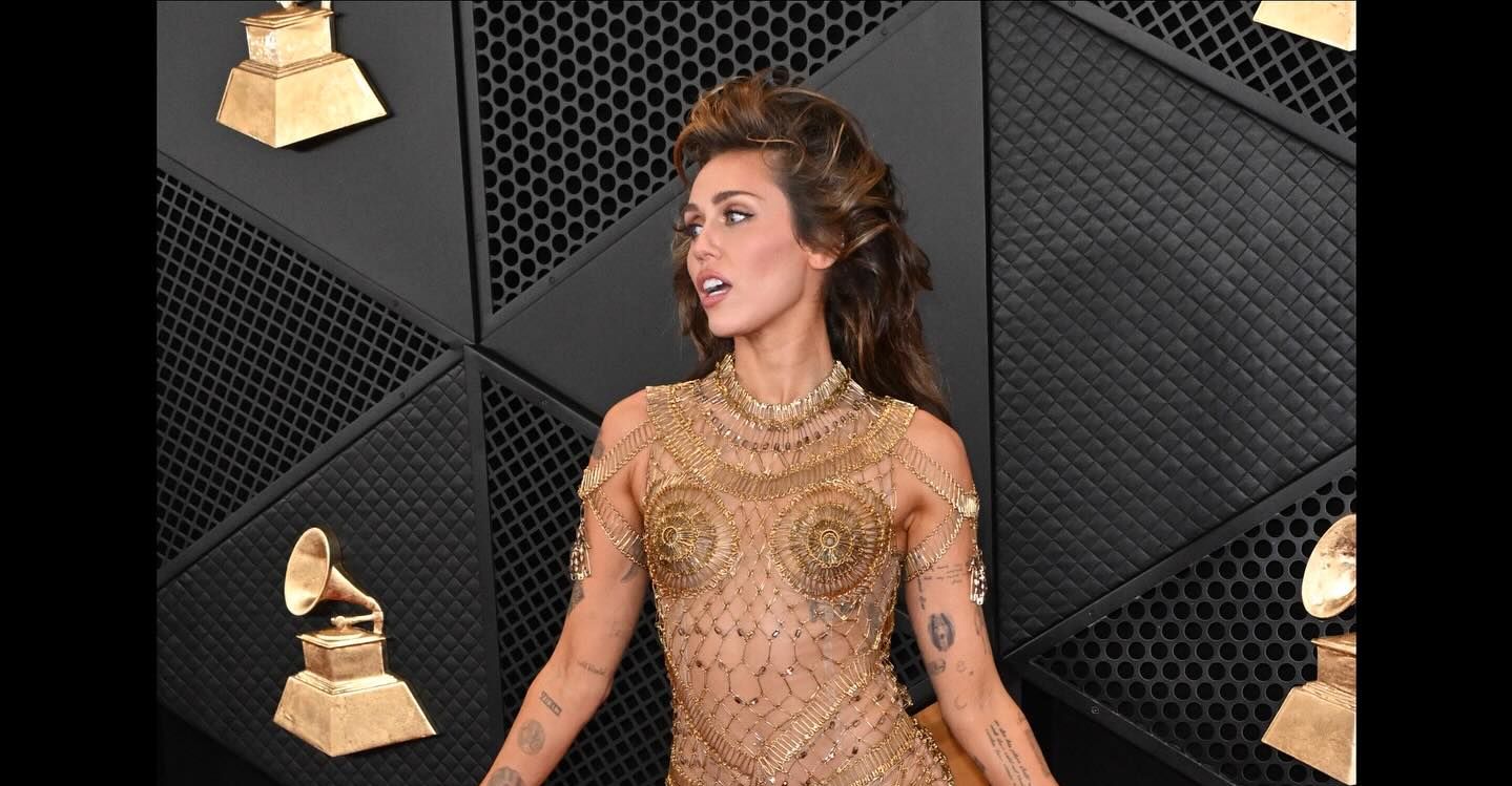 Grammy 2024: Viral τα άγρια μαλλιά της σούπερ σέξι Μάιλι Σάιρους