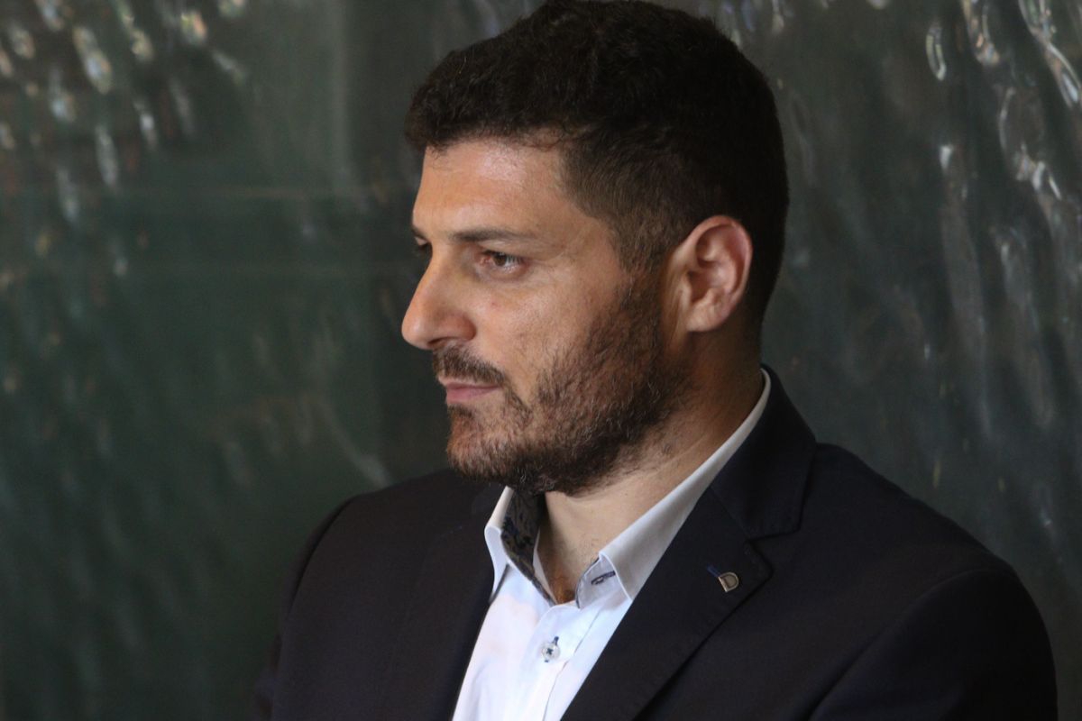 Εκρηκτική ατμόσφαιρα Κασσελάκη – Τεμπονέρα: «Αποσύρω την επιστολή για όλους, εκτός από σένα»