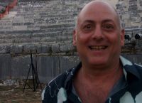 Γιώργος Λαμπάτος: Δύσκολες ώρες – Χειρουργήθηκε και μετά θα επιστρέψει στο υπόγειο 15 τετραγωνικών μέτρων