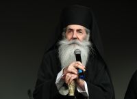 Ο Μητροπολίτης Πειραιά θέτει εκτός εκκλησίας τους βουλευτές που ψήφισαν το νομοσχέδιο για τα ομόφυλα ζευγάρια