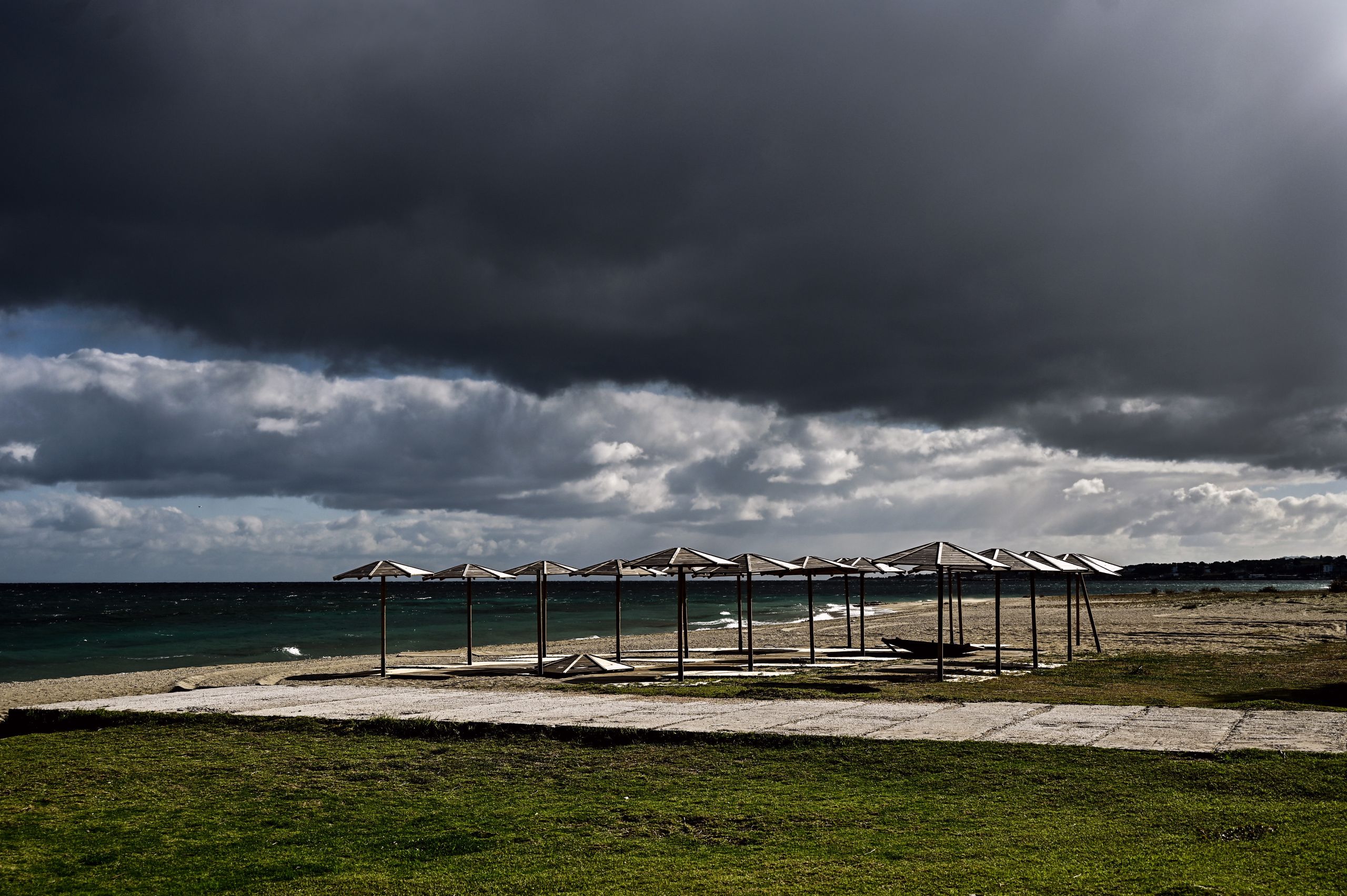 Συννεφιές και πρόσκαιρες τοπικές βροχές σήμερα – Νέο κύμα κακοκαιρίας από αύριο