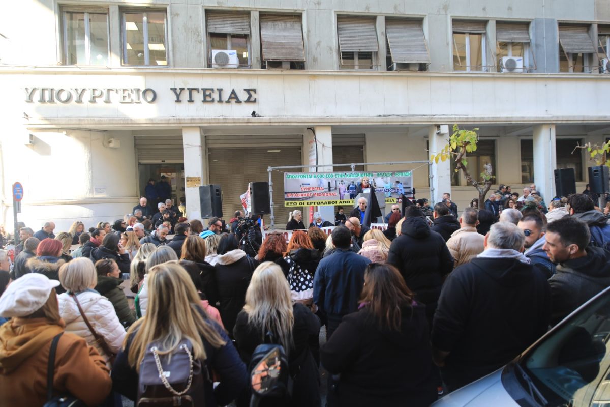 Ένταση με τον Άδωνι Γεωργιάδη έξω από το υπουργείο Υγείας [vid]