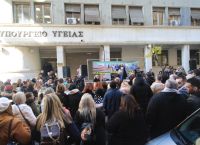 Ένταση με τον Άδωνι Γεωργιάδη έξω από το υπουργείο Υγείας [vid]