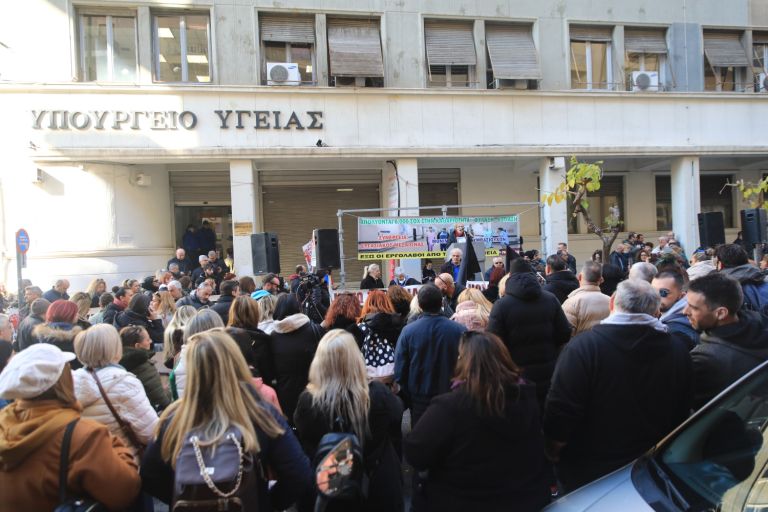 Ένταση με τον Άδωνι Γεωργιάδη έξω από το υπουργείο Υγείας [vid]